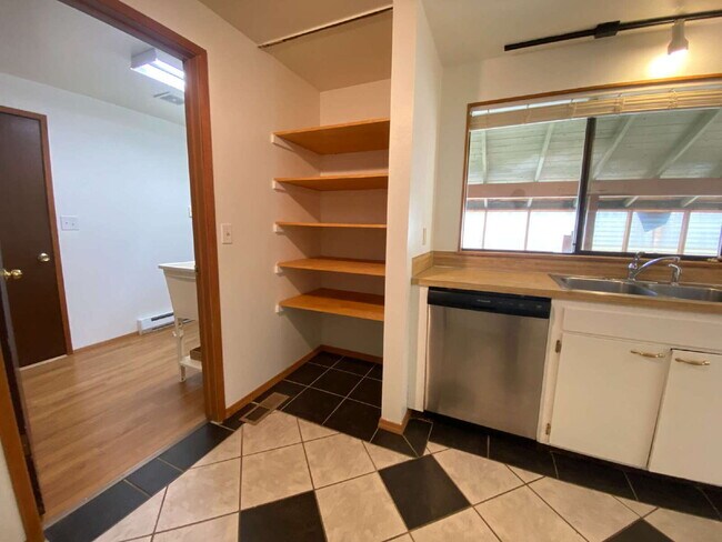 Building Photo - Conveniently Located 3-Bedroom Home with S...