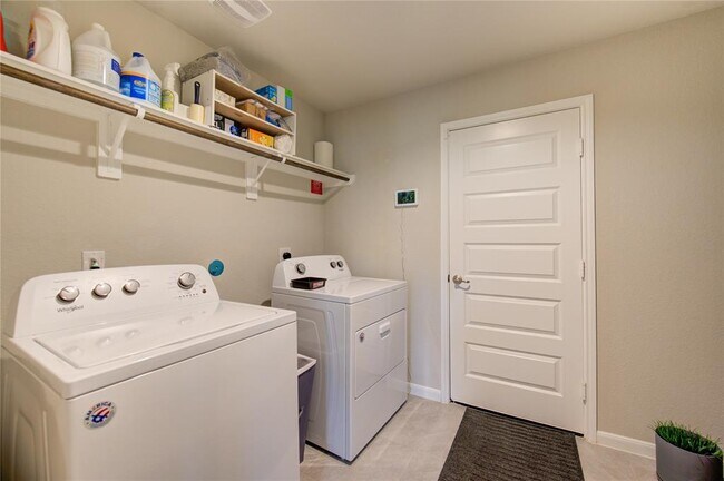 Building Photo - 9623 Japonica Dr