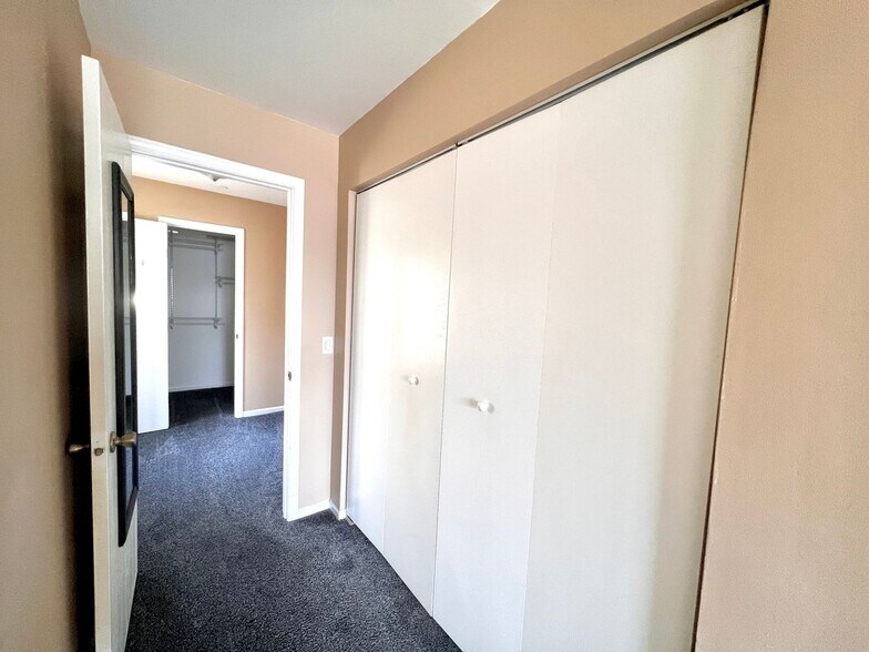 Building Photo - 17 Le Jardin Ct
