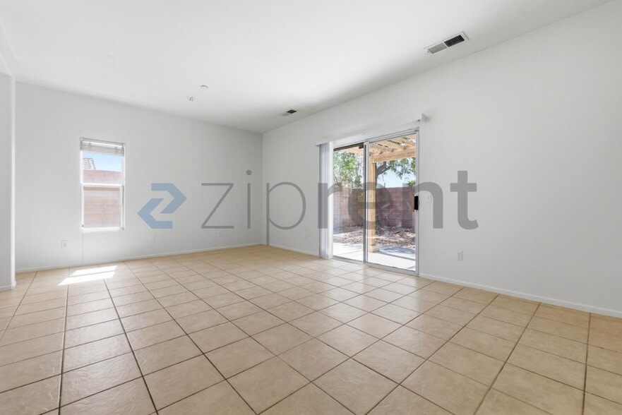 Building Photo - Unit