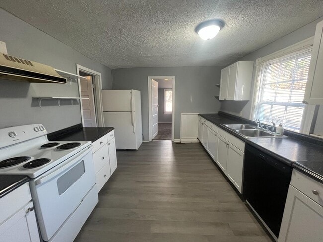 Building Photo - 800 Spring St