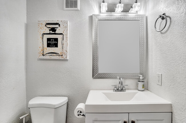 Building Photo - 311 SE 3rd Ave