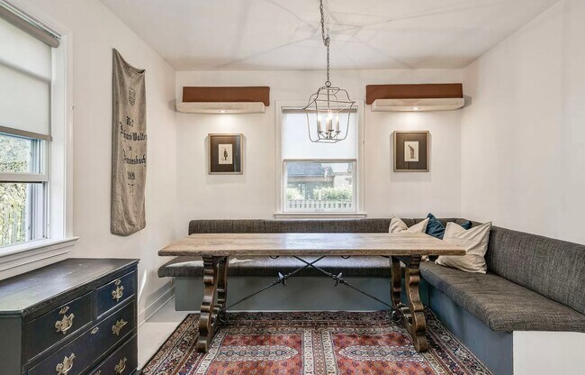 Building Photo - Sassy on Sangamore - 3 BED + 2 FB Av. Earl...