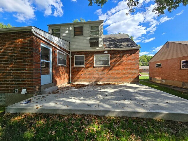 Building Photo - Hidden Gem - 4 Beds | 2.5 Baths | 2-Car Ga...