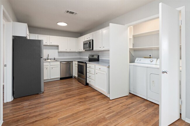 Building Photo - 1204 Hillyer St