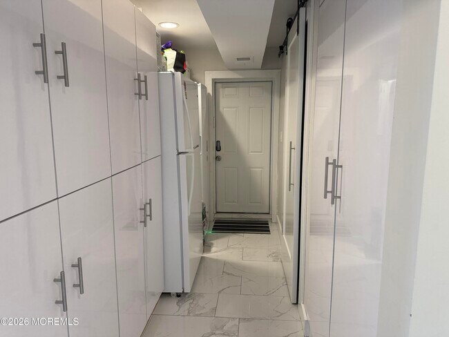 Building Photo - 5 Ash St