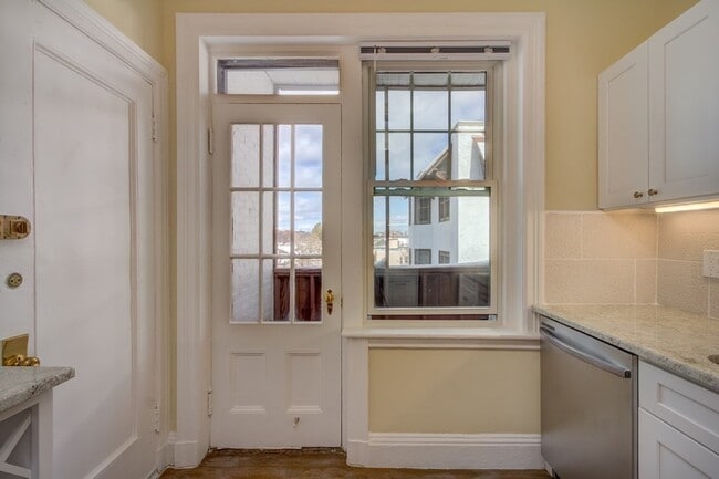 Building Photo - 321 Tappan St