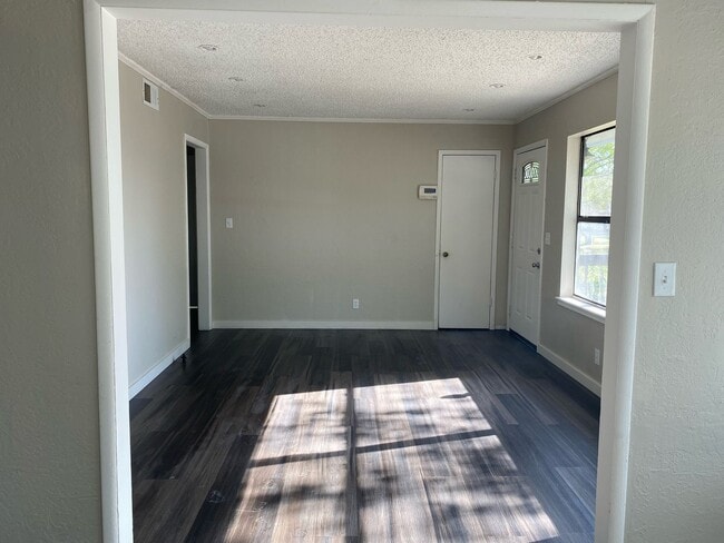 Building Photo - Beautiful Newly Remodeled Affordable Housi...
