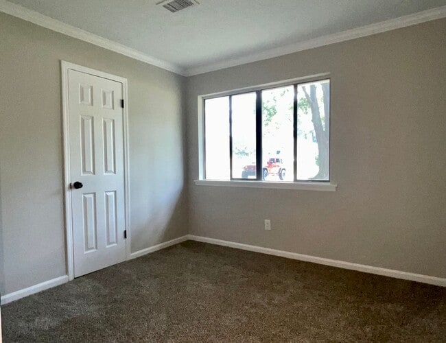 Building Photo - Updated 3 Bed/1.5 Bath Ranch In Serene Nei...