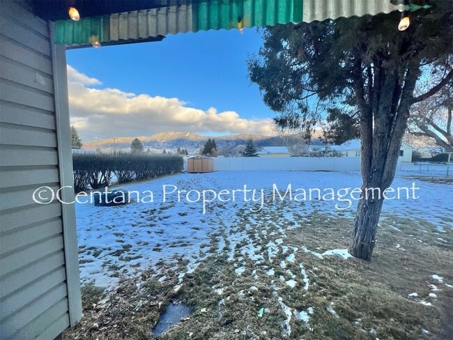 Building Photo - Large 2 bedroom house with an oversized ga...