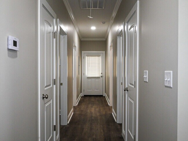 Building Photo - 1366 Summer Cir SW