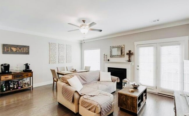 Building Photo - 731 Elmbrook Dr