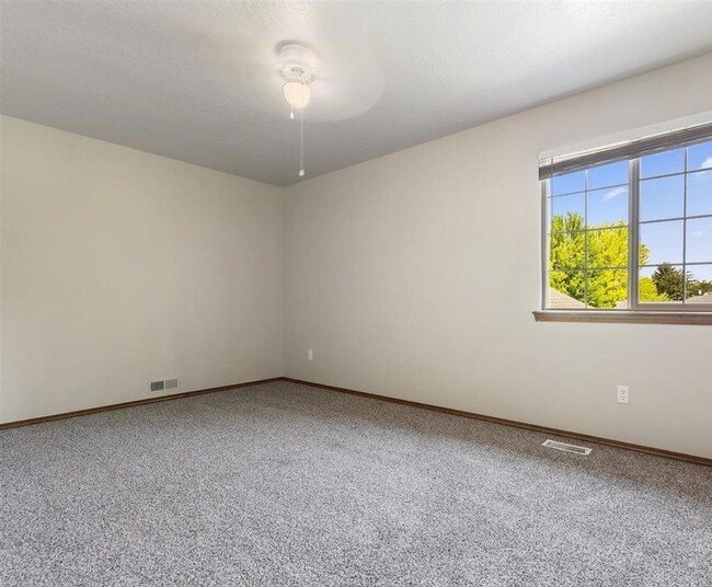 Building Photo - 3 bed, 2.5 bath, 2 car garage with a spaci...