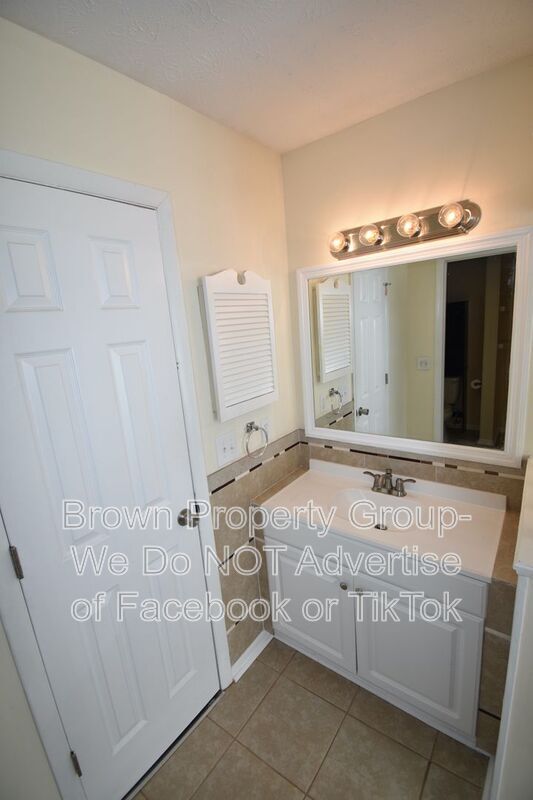Building Photo - 6897 Kingsgate Dr