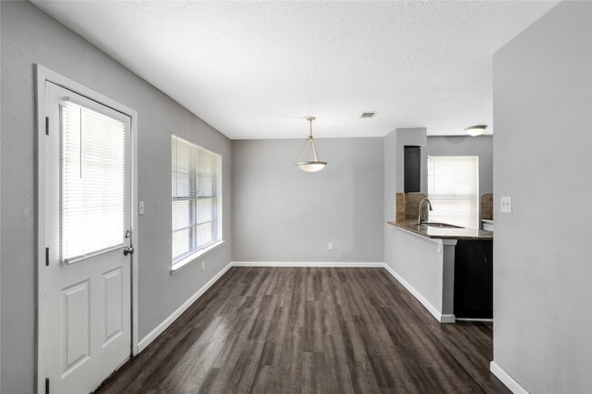 Building Photo - 16962 Glen Eagle Dr N