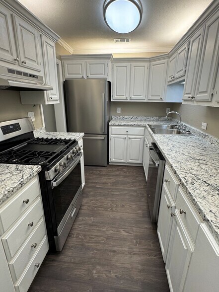 Kitchen w/Lots of Cabinet Space - 10133 Kilarney Dr