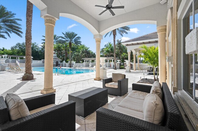 Building Photo - 10771 Versailles Blvd