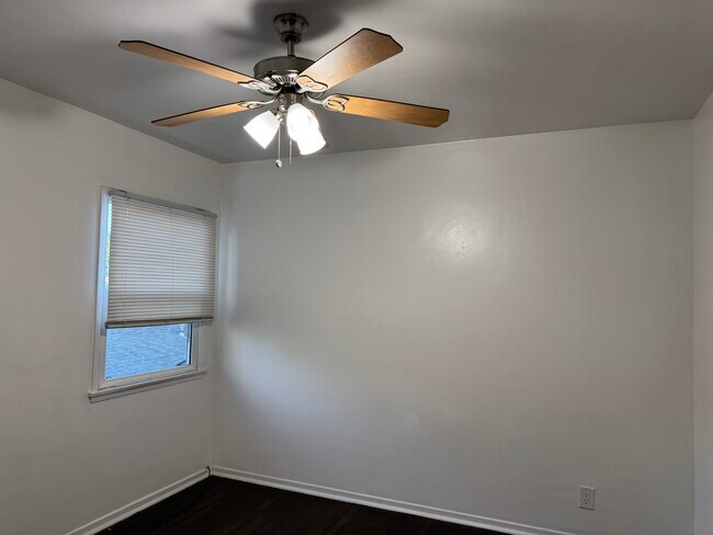 Building Photo - 6128 De Longpre Ave