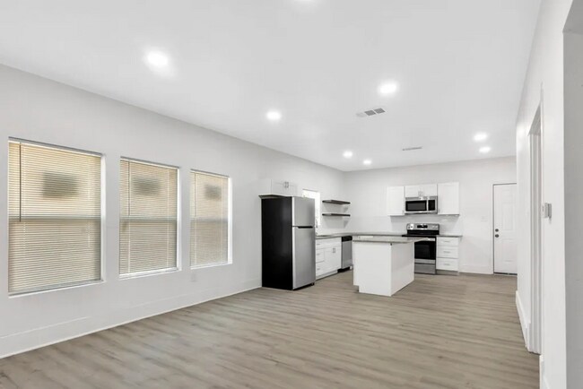 Building Photo - 2105 Walnut St