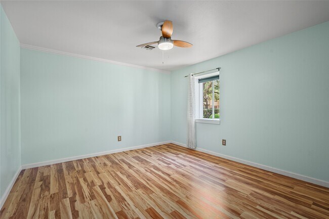 Building Photo - 707 Center Hill Dr