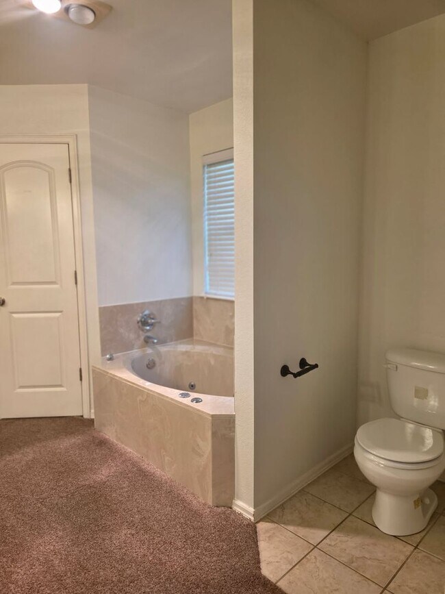 Building Photo - Come make this lovely 4 bedroom 2 bath, 2+...