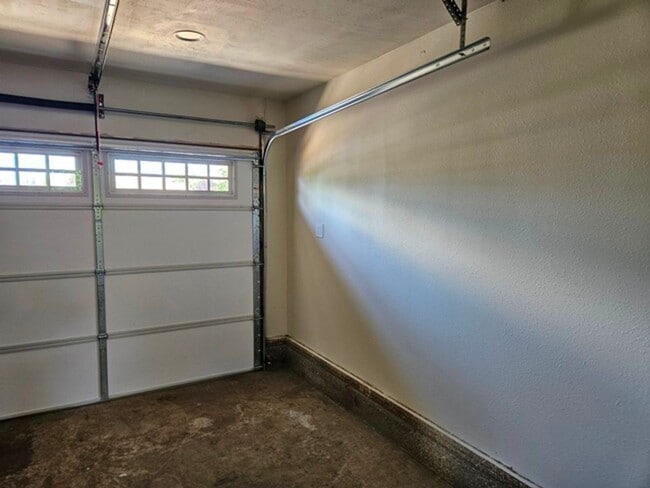 Building Photo - 3Bd/1.5Ba Single Story Home - For viewing!