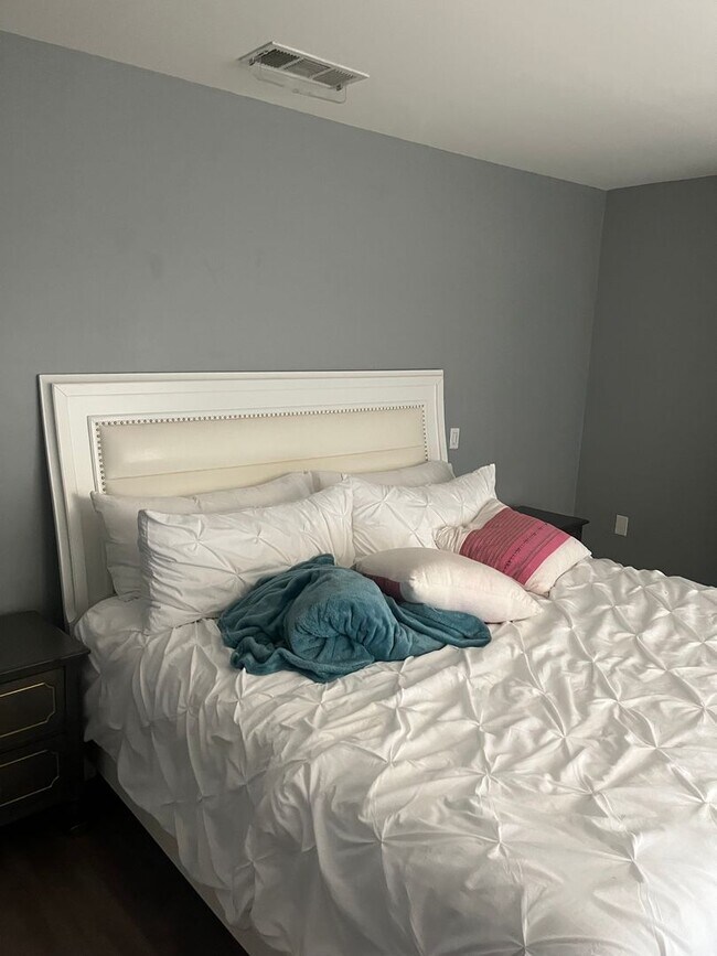 Building Photo - POOL HOME 3 BEDROOMS 3 BATHS