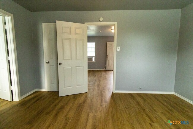 Building Photo - 116 W Avenue A