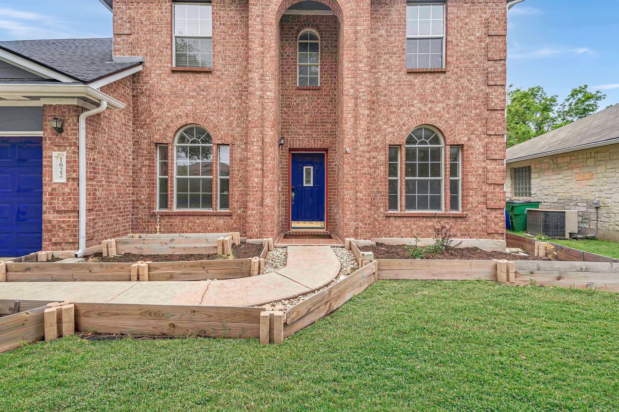 Building Photo - 1622 Abbey Ln