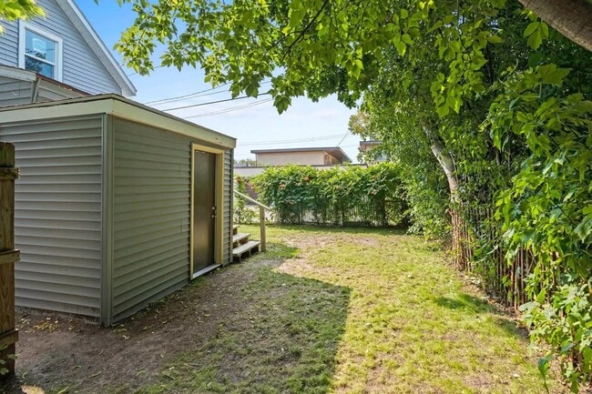 Building Photo - For Rent: Cozy and Adorable 2-Bedroom / 1-...