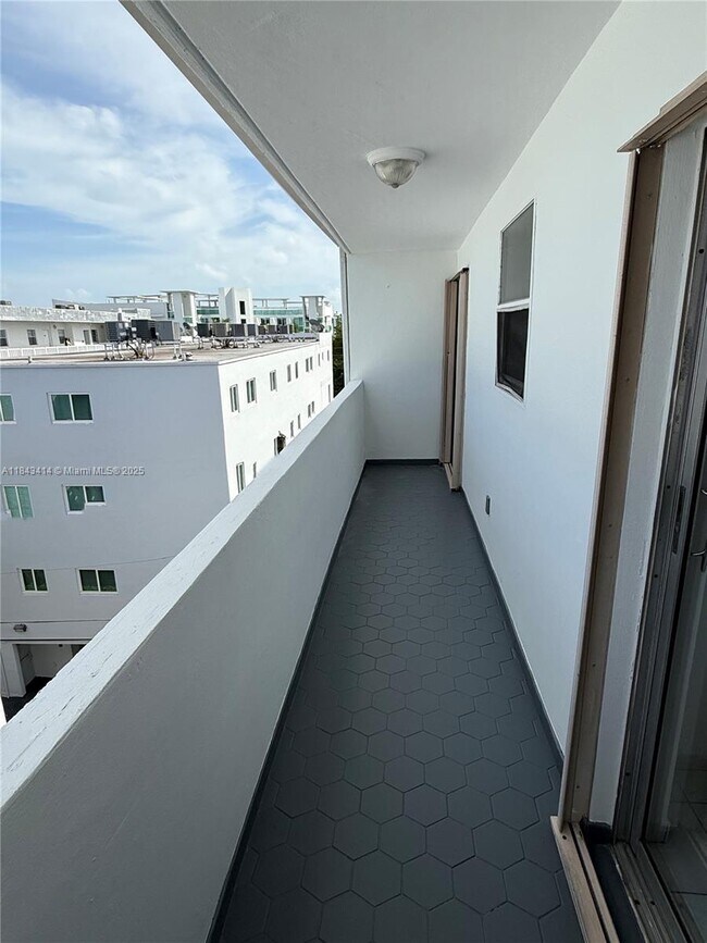 Building Photo - 2000 Biarritz Dr
