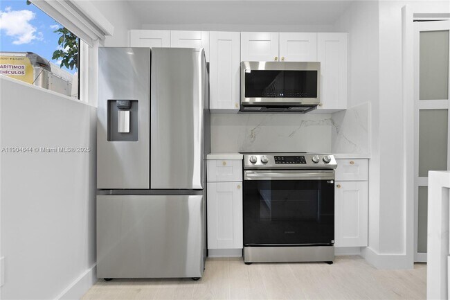 Building Photo - 129 SW 9th Ave