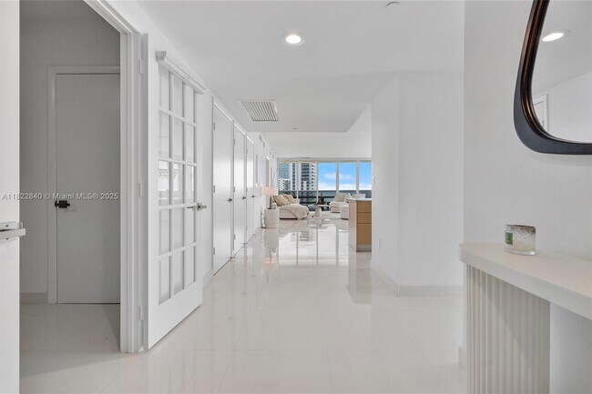 Building Photo - 1830 S Ocean Dr
