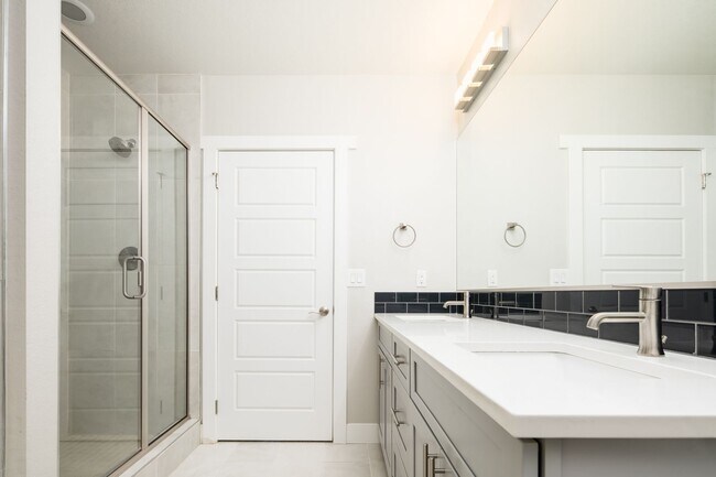 Building Photo - Modern 3 bed / 4 bath, 3 story townhome!