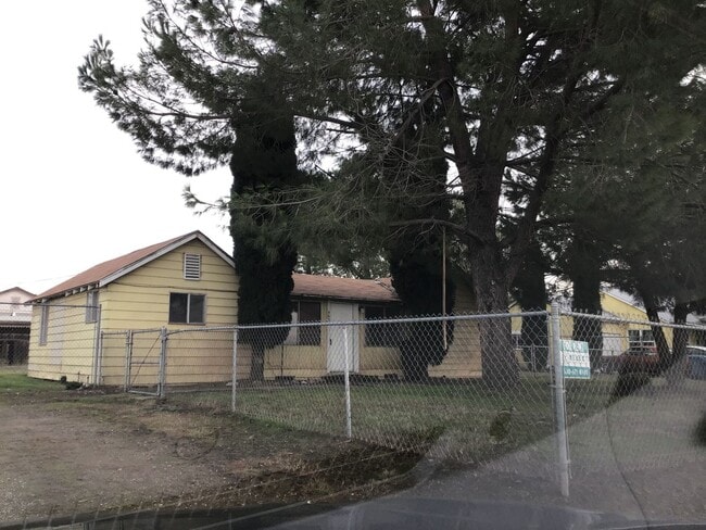 Building Photo - 3 Bedroom Home