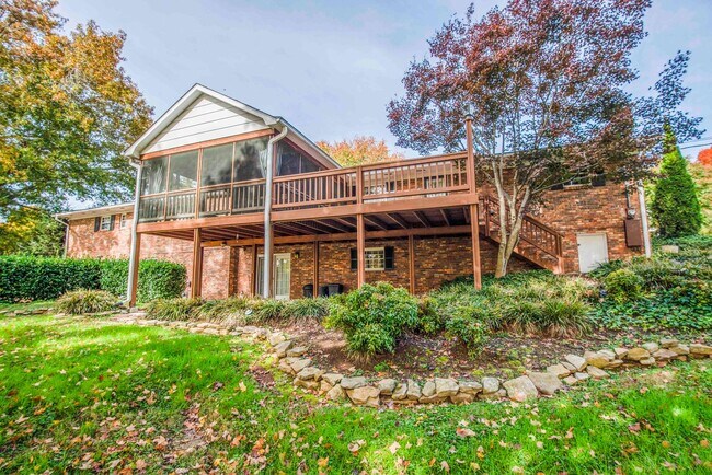 Building Photo - Halls 37938 - 4 bedroom, bath home with 4 garage spaces - Call Susan Niedergeses 865-300-4722