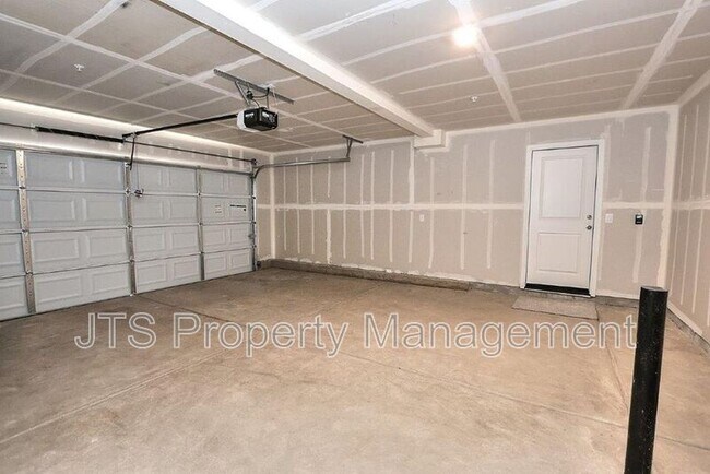 Building Photo - 2097 Shady Tree Cir