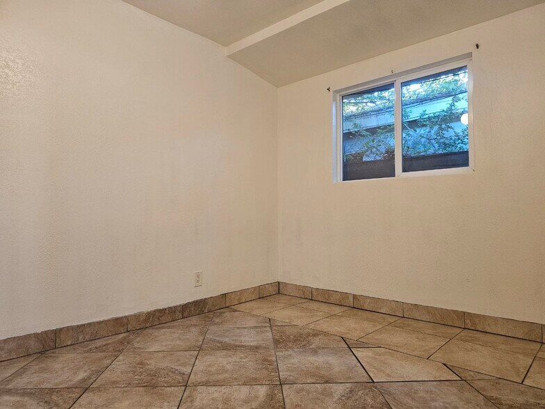 Building Photo - 1042 Hollister St