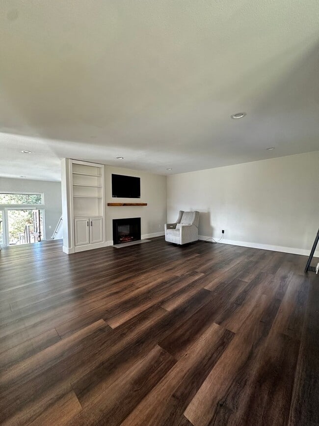 Building Photo - Spacious Multi-Generational Home with Stunning Views – 5 Bed, 3 Bath