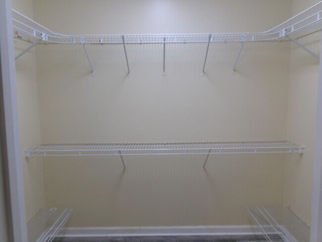 Building Photo - Spacious 3 bedroom home in the Forestbrook...