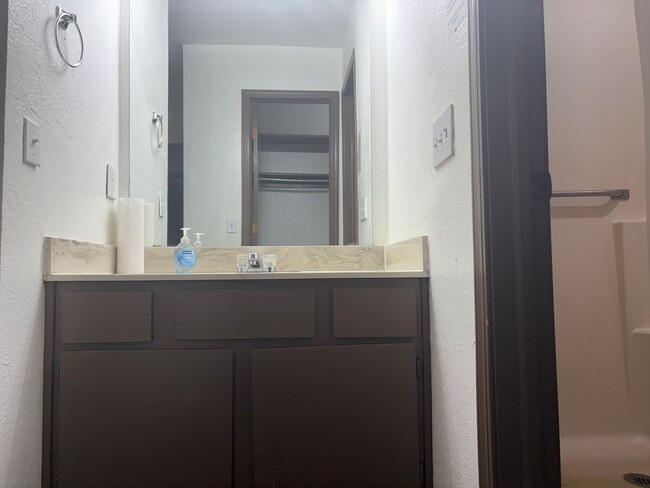 Building Photo - Modern Comfort in NE OKC – 3 Bed, 2.5 Bath...