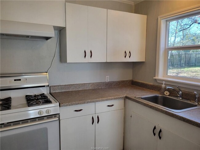 Building Photo - 308 Foch St