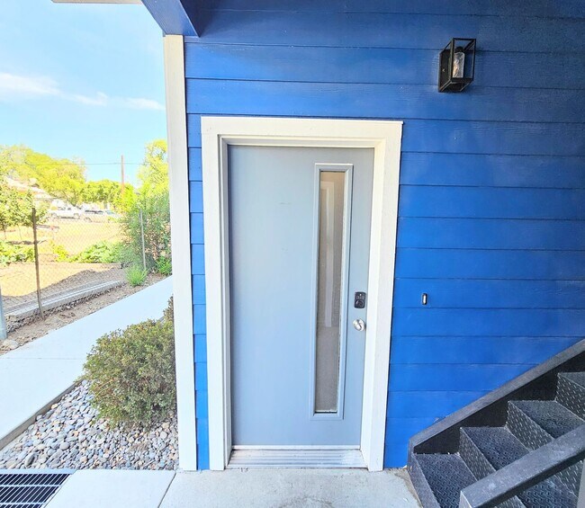 Building Photo - **Nearly New 1-Bedroom Midtown Apartment f...