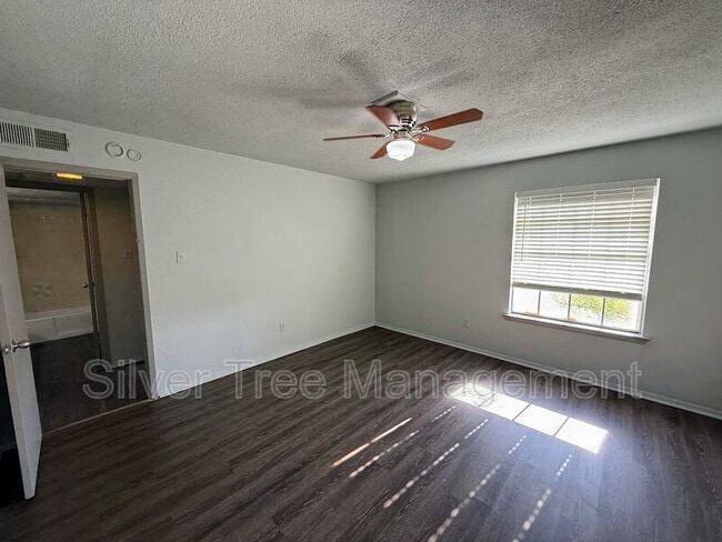 Building Photo - 4820 Wellesley Ave