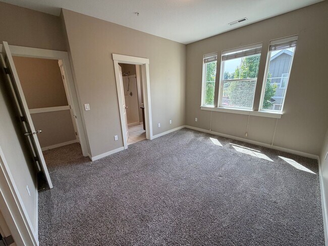 Building Photo - Beautifully Updated 3-Bed, 2.5-Bath Home in Prime Wilsonville Location! - Water/Sewer/Trash Included