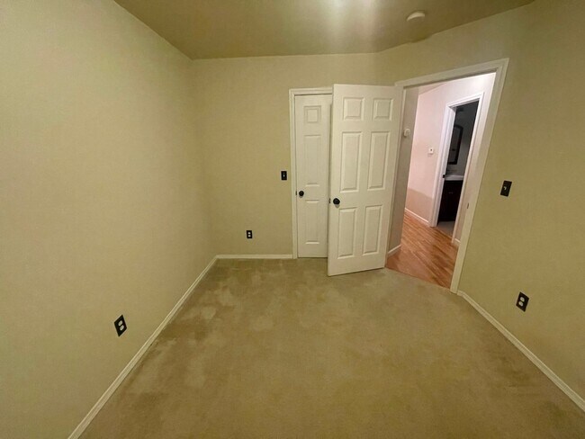 Building Photo - Spacious 4 Bedroom Home for Rent in Lake S...