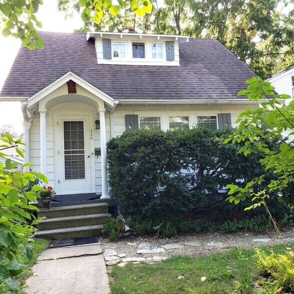 Primary Photo - 726 Briar Hill Rd