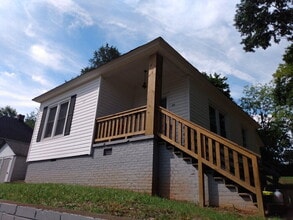 Building Photo - "Charming 2-Bedroom Retreat in Greenville – Ideal Location on W. 6th Street!"