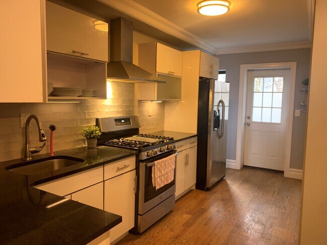 Sunny kitchen - 192 Hart St