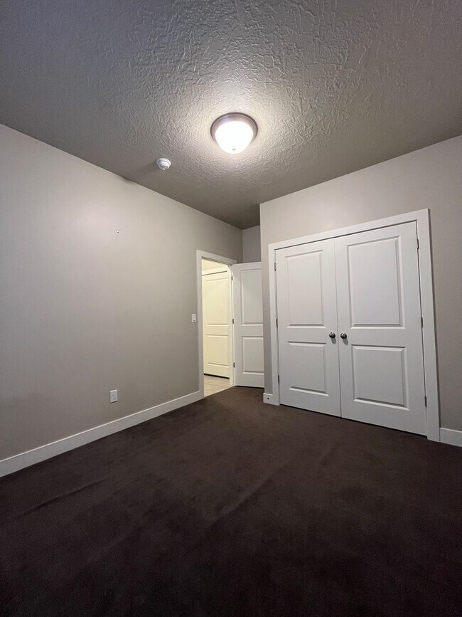 Building Photo - 3 Bed/ 3 Bath Townhome in Draper!
